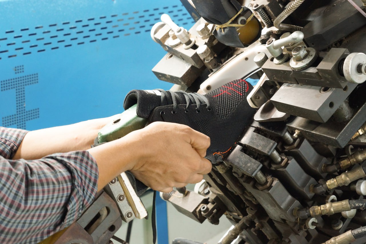 Parasole lasting machine